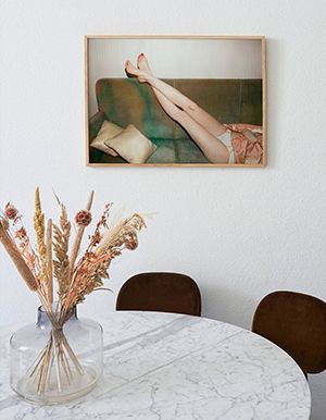Poster La Femme, Frau ruht sich am Sofa aus