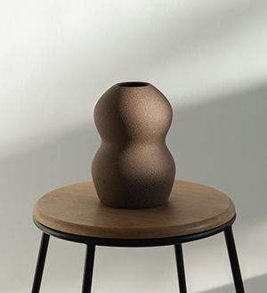 Minimalistische Vase aus Terrakotta in Braun