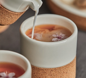 Kaffee- oder Teebecher aus Keramik und Kork