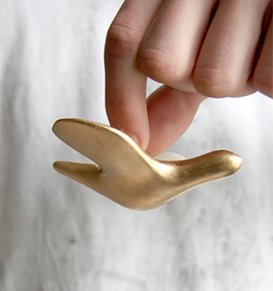 Hängevogel aus Keramik in Goldfarbe